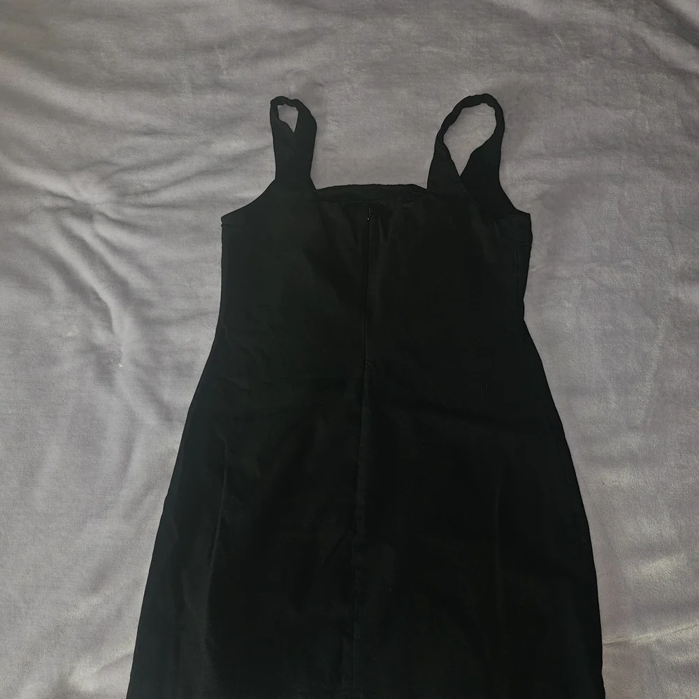 Elegant Black Sleeveless Dress - Picture 2 of 3